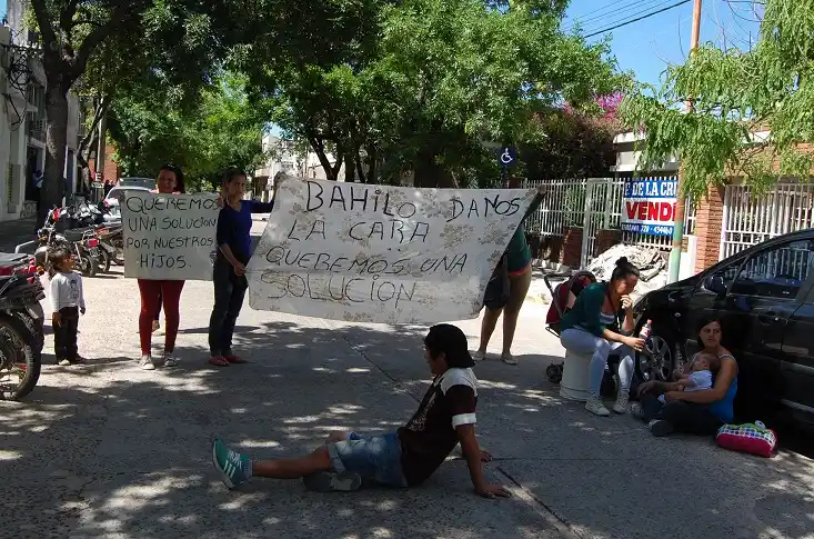 Familias de La Cuchilla cortan la calle en reclamo de mejoras en un terreno tomado