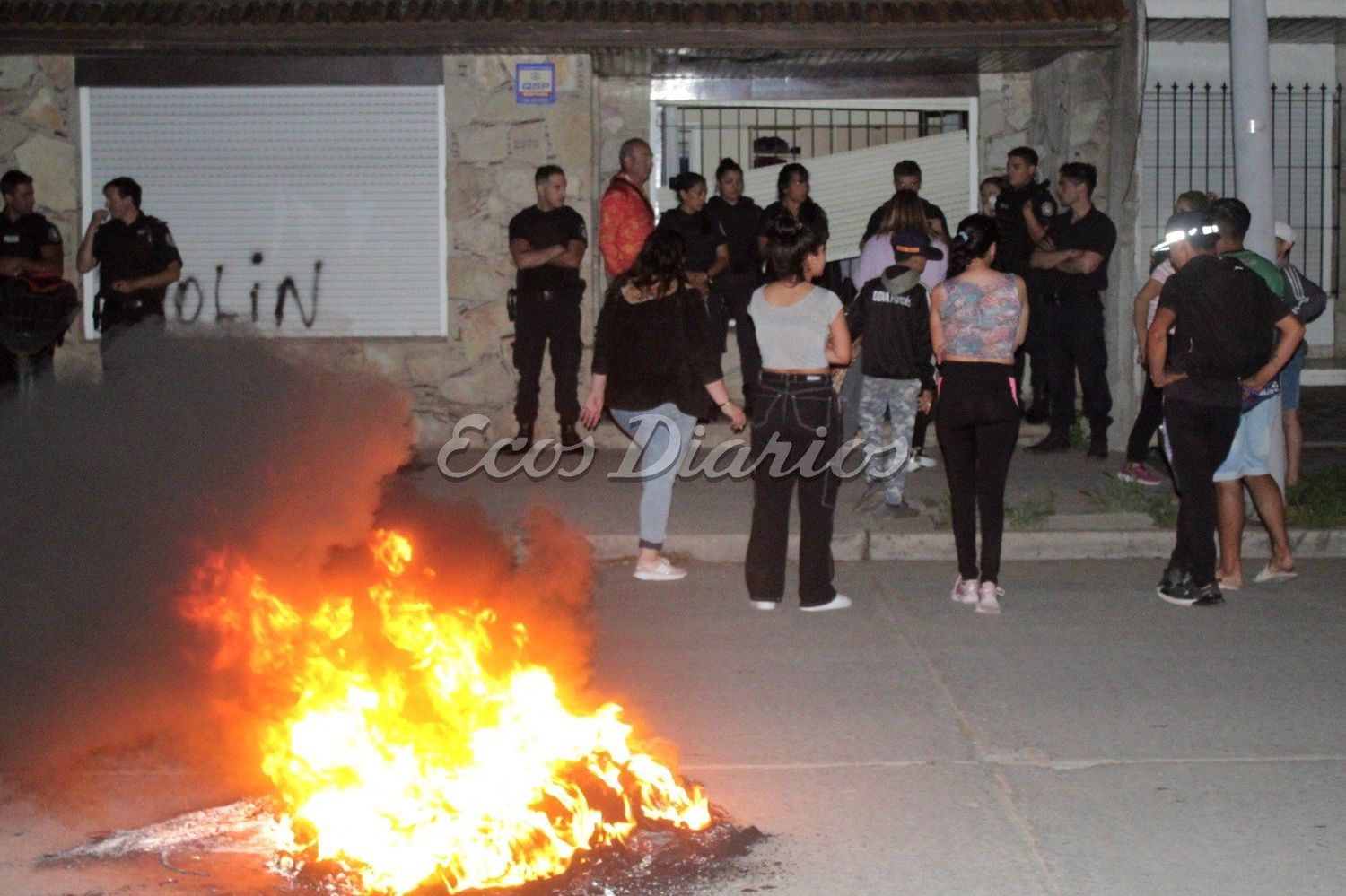 Vecinos protestan frente a una casa de la calle 40