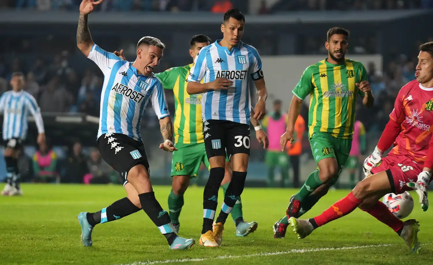 Copetti, al momento de convertir el cuarto gol de Racing.