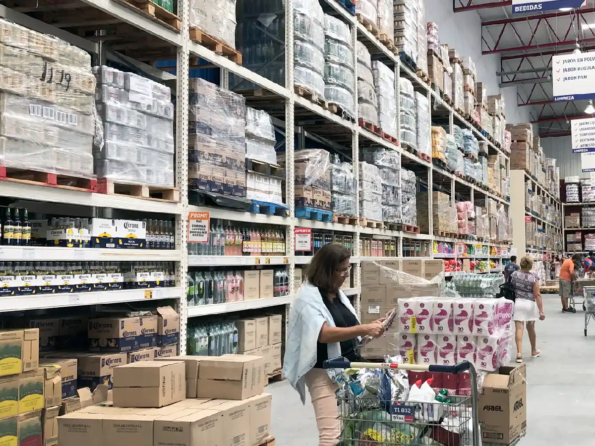 En septiembre subió el consumo en los supermercados pero cayó en los centros mayoristas