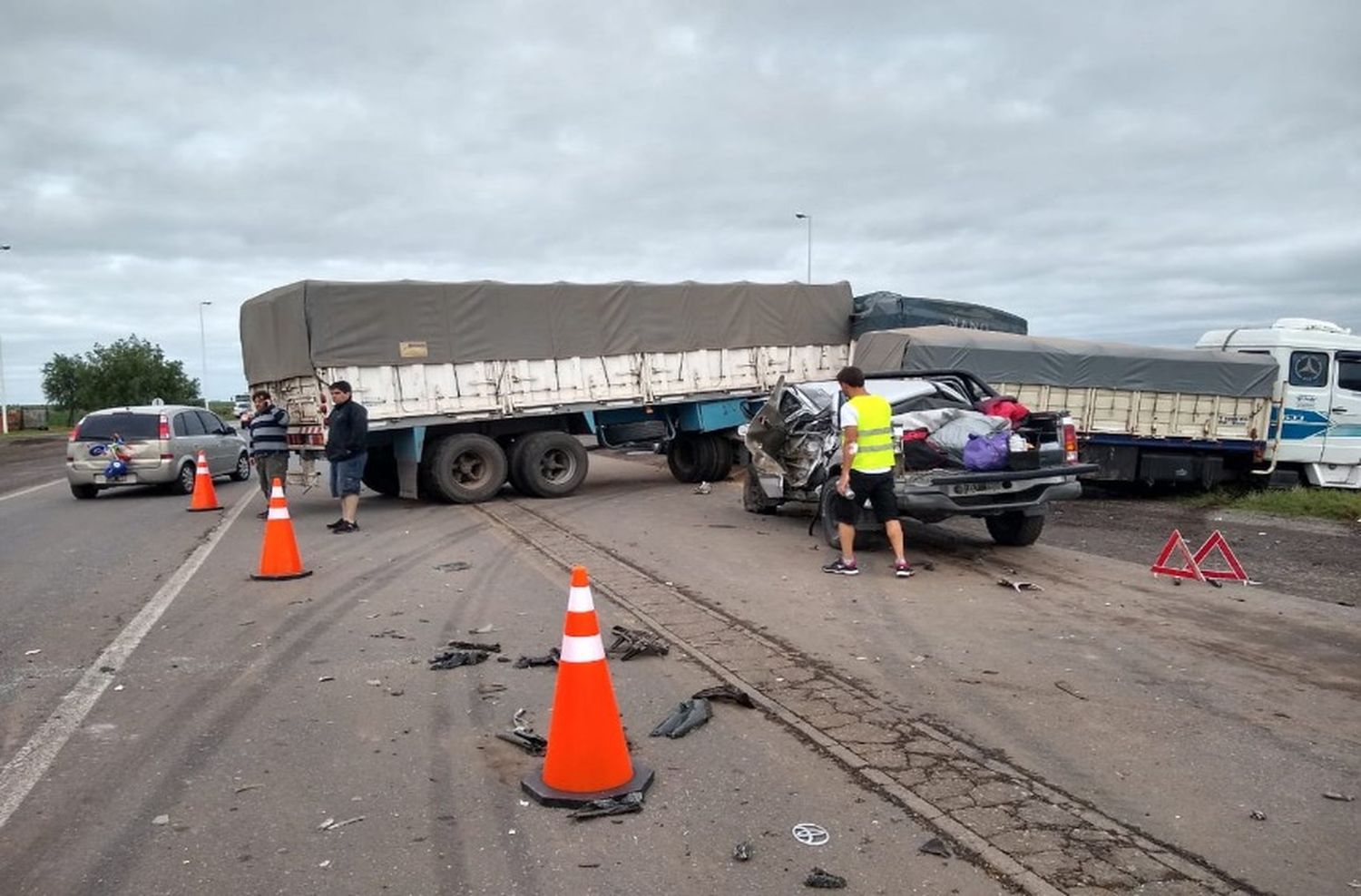 Impactante choque entre un camión que transportaba cereales y una camioneta