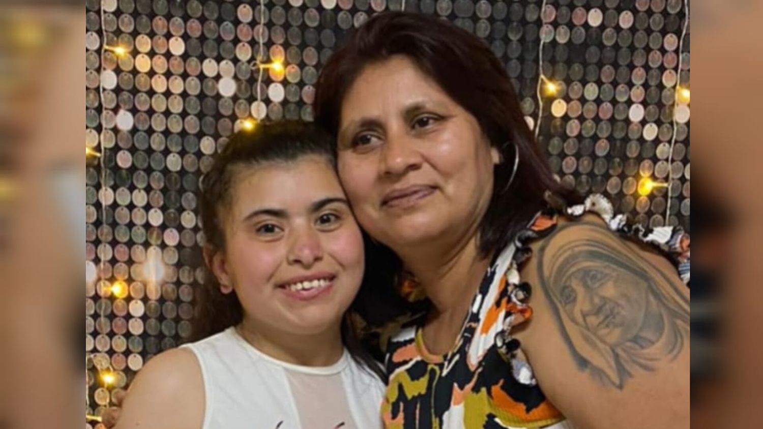 Daniela junto a su hija Renata celebrando la vida y la alegría de poder acompañarla en su desarrollo. “Quienes tienen discapacidad, también son personas”, dijo.