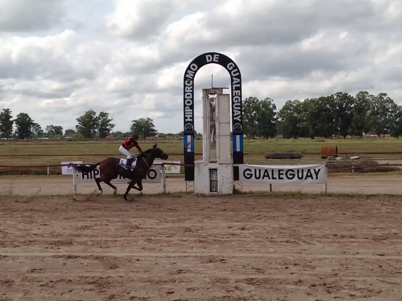 Turf: Radiante Boy y Noah Tom, los ganadores de la Copa Criadores