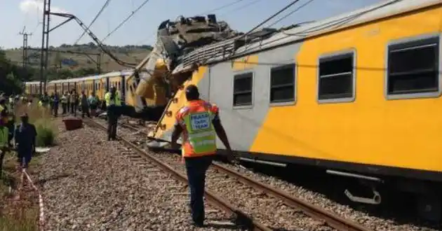Más de 300 heridos al chocar dos trenes en Sudáfrica