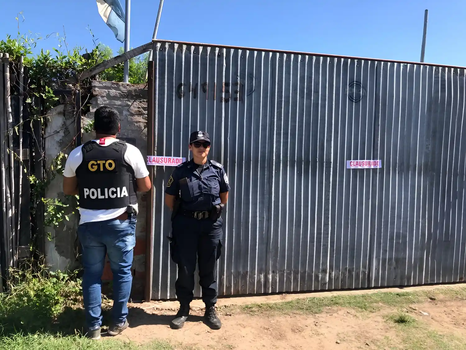 El comercio fue clausurado por la policía.