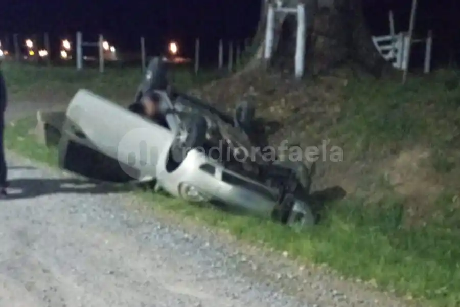 Un joven de 19 años terminó con el auto dado vuelta en la cuneta