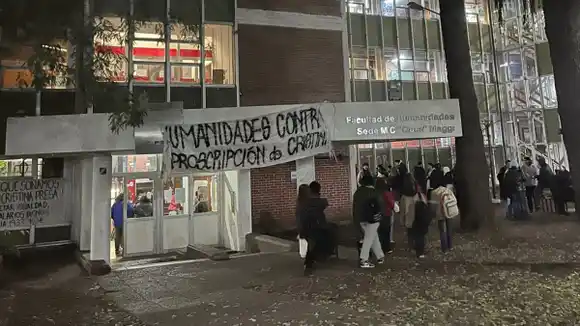 Estudiantes toman la Facultad de Humanidades en repudio al fallo de la Corte Suprema