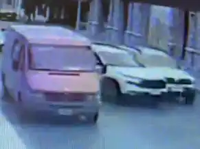 Las cámaras de seguridad captaron el momento del accidente.