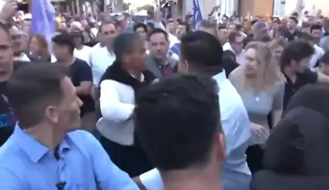 Karina Milei y Martín Menem cerraron la campaña en Corrientes y otra vez hubo incidentes en la caravana: dos detenidos
