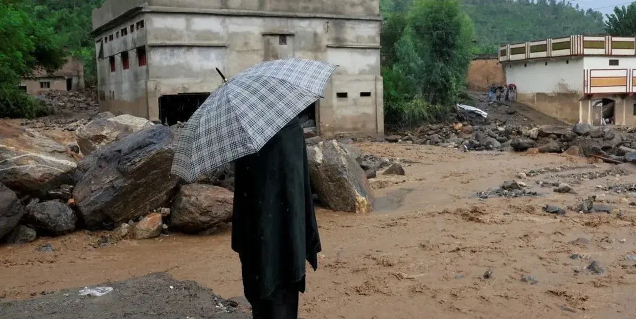 Una persona observa las inundaciones en Bayshonai Kalay. Reuters