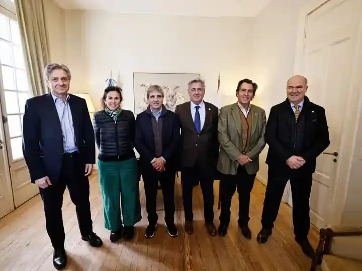 Luis Caputo visitó la Rural y enfrió las expectativas sobre un anuncio en la baja de las retenciones