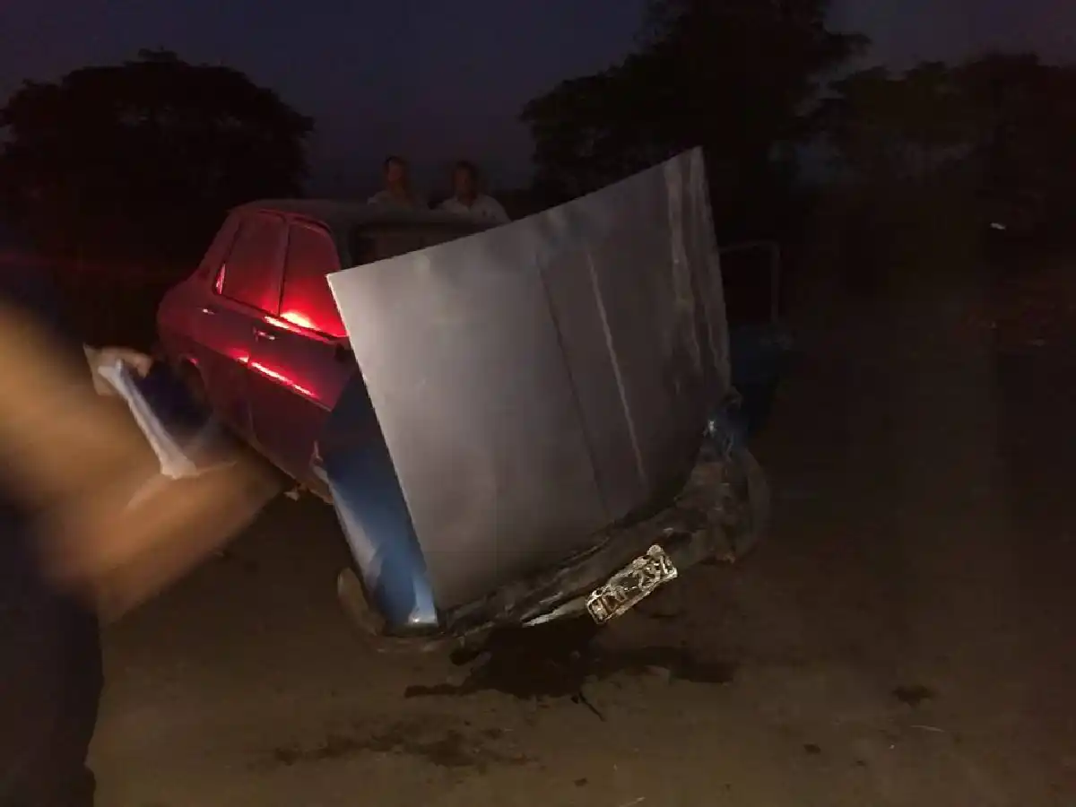 Accidente frontal entre un auto y una camioneta en Estación Clucellas