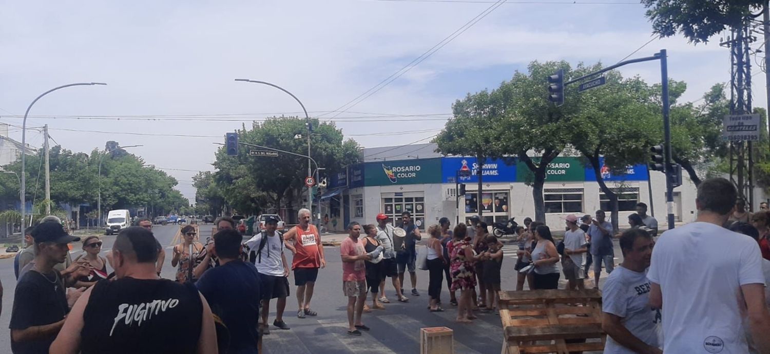 En reclamo por la falta de luz, los vecinos cortaron la calle en Av. del Rosario y Ayacucho