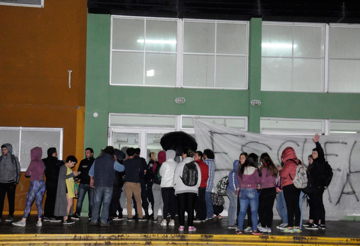 Estudiantes de Polivalente tomaron el edificio para exigir la finalización de la obra