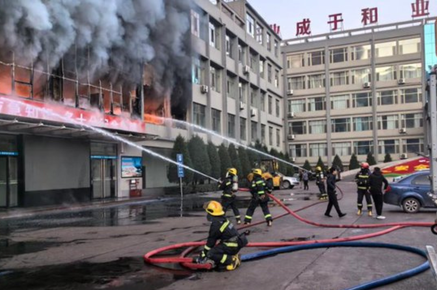 El fuego fue "controlado" por las brigadas y la causa del incendio "está siendo investigada".