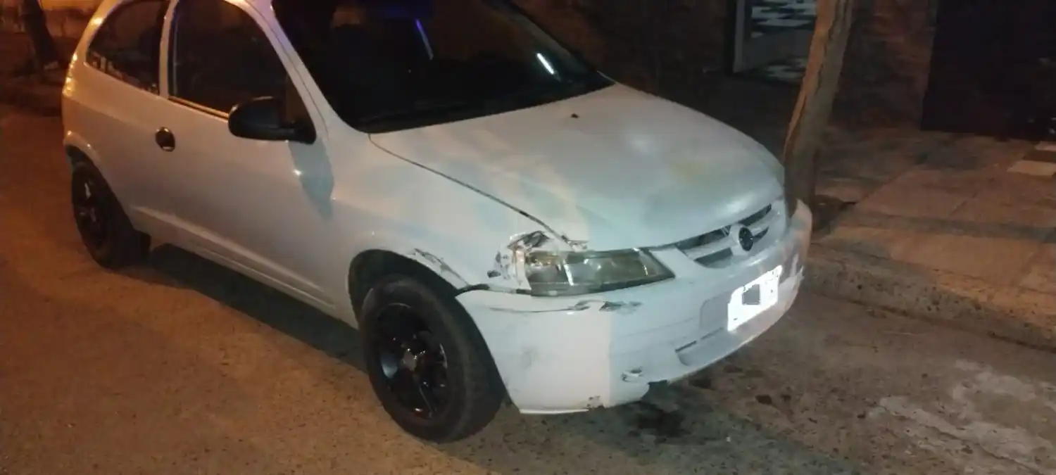 Un conductor alcoholizado chocó un automóvil estacionado y le retuvieron la camioneta