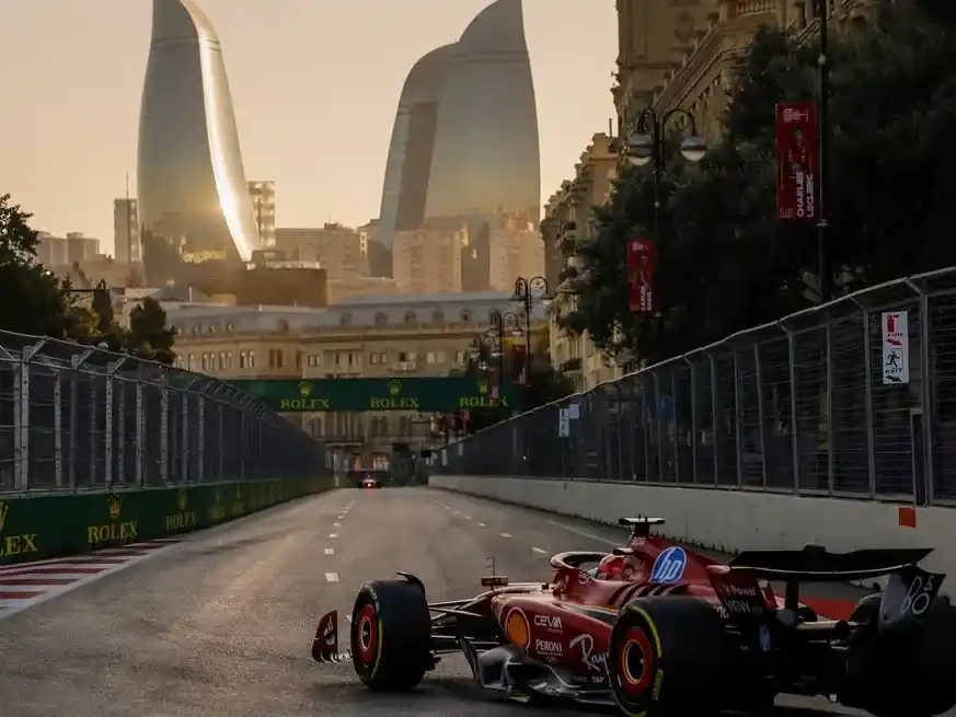 Leclerc y el paisaje de Bakú. Foto: Reuters