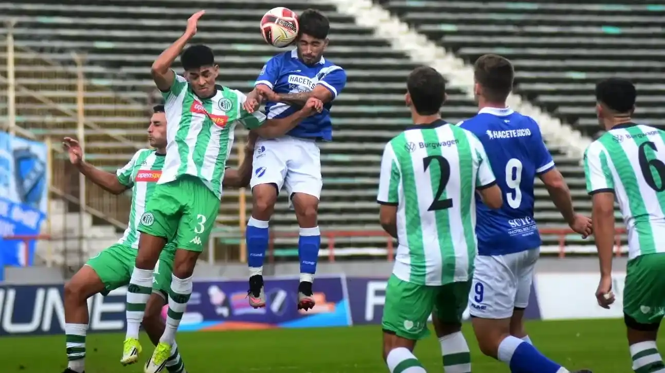 FOTO DIARIO LA CAPITAL Alvarado y Kimberley no se sacaron ventaja.