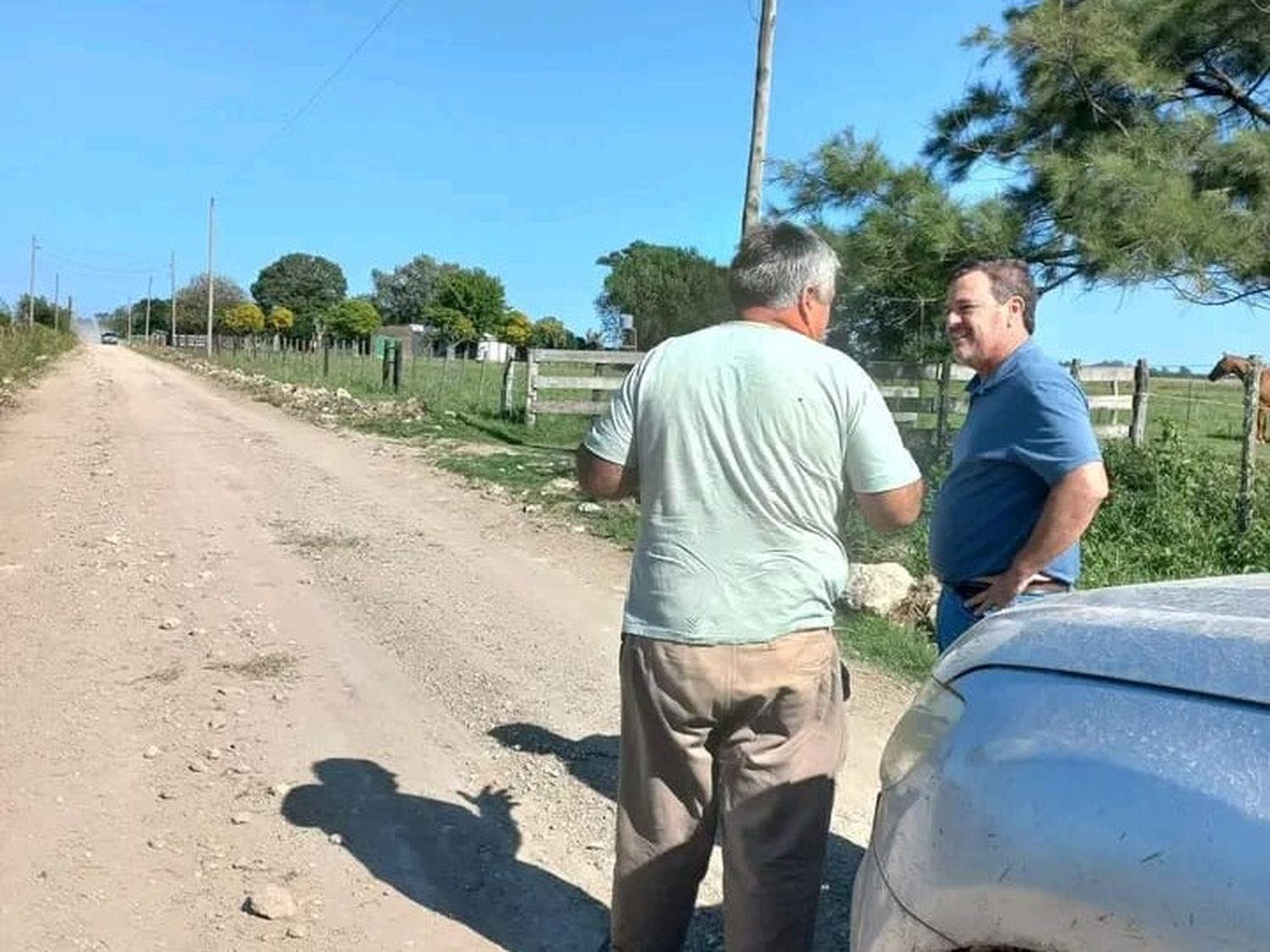El legislador Otaegui junto a autoridades de la comuna del Sexto Distrito.