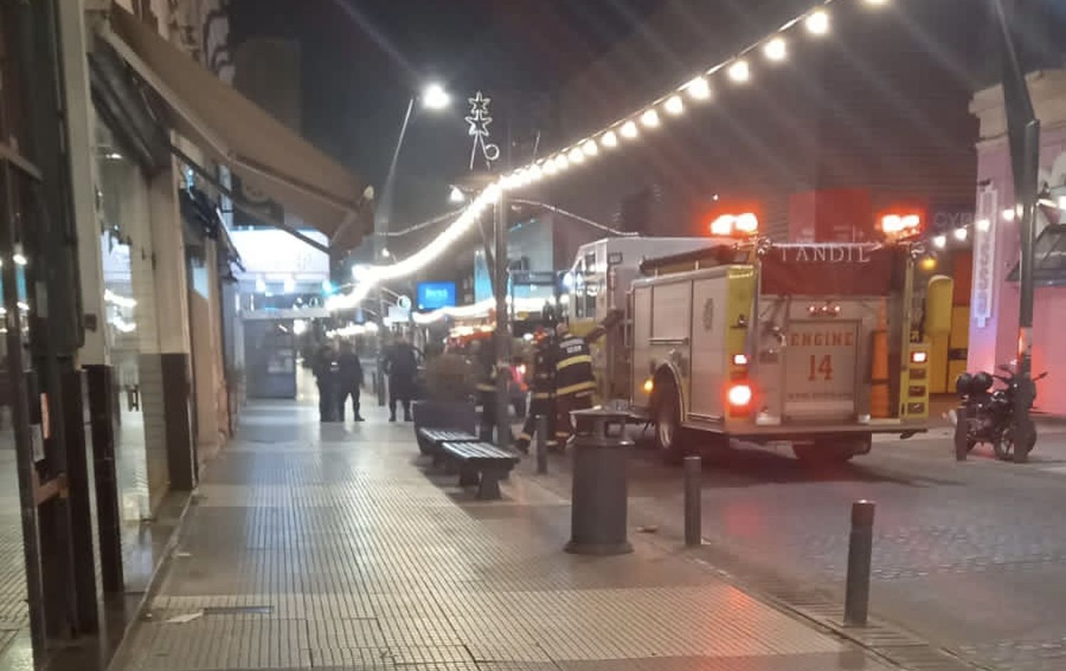 Bomberos trabajaron durante más de una hora para sofocar un incendio en un local gastronómico