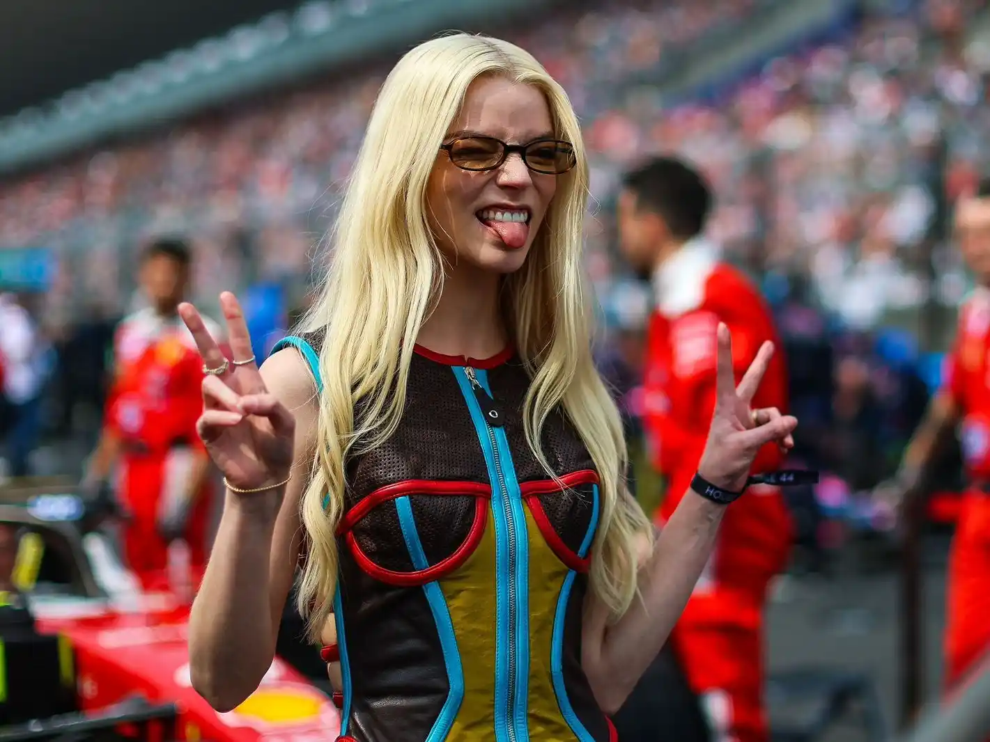 En el marco del reciente Gran Premio de Japón de Fórmula 1, la actriz Anya Taylor-Joy llamó la atención tanto por su presencia en el paddock como por su elección de estilo.