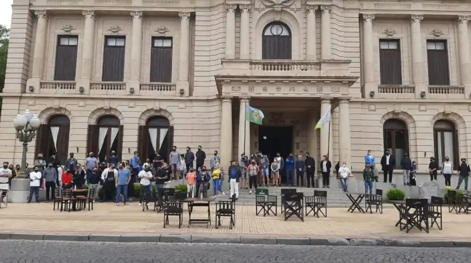 Cuarentena en Tandil: Gastronómicos protestaron frente al municipio y reclamaron reapertura