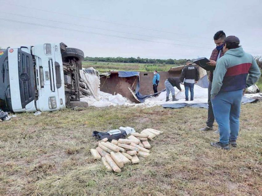 Camión volcó y se halló en la carga 40 paquetes de hojas de coca