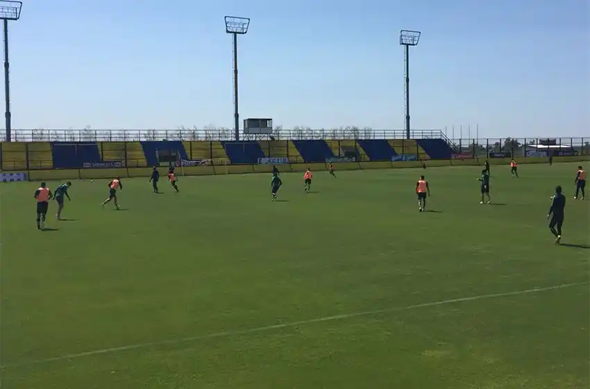 Jornada de fútbol formal en Arroyo Seco