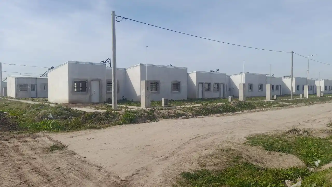 Vecinos denuncian daños en viviendas del Barrio 100 antes de su entrega oficial