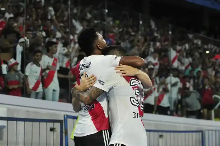 River goleó a Racing de Córdoba en su debut
