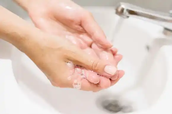 Instan al lavado de manos como un hábito sencillo y fundamental