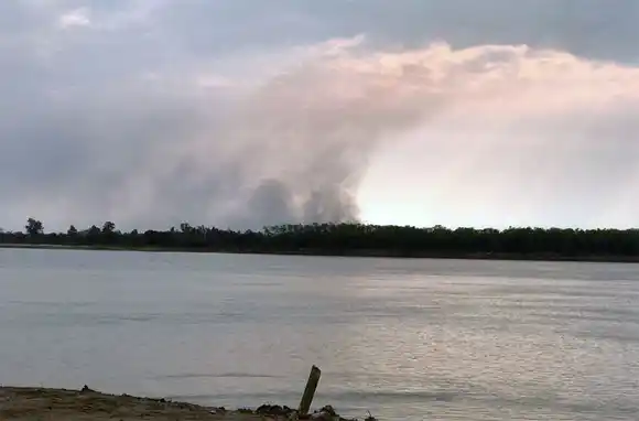 Un vecino prendió fuego la basura y reavivó un incendio en la isla: brigadistas trabajan para apagarlo