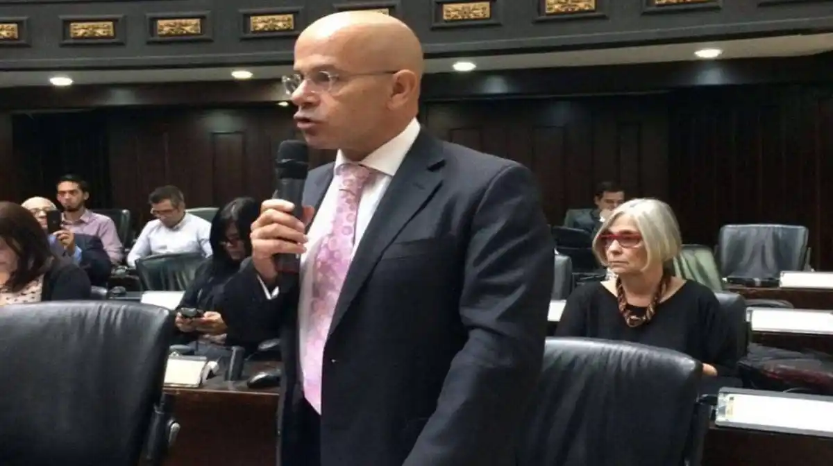 TIENE PROHIBICIÓN DE SALIDA: detienen al abogado Alonso Medina Roa en el Aeropuerto de Maiquetía