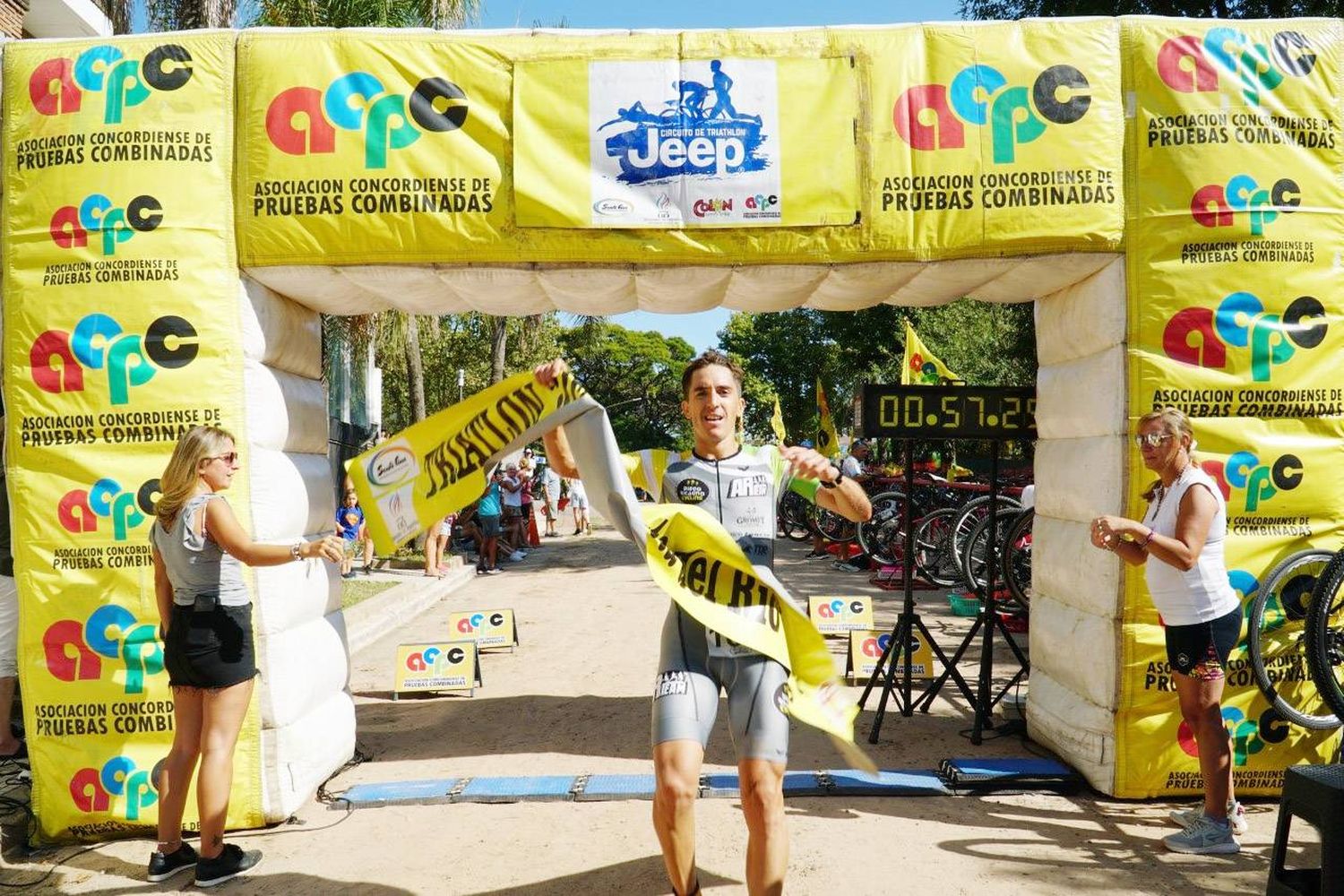 Ricagno y Goyeneche ganaron el Triatlón, en Colón