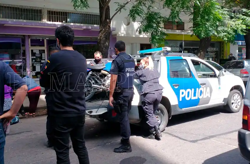 Una pareja con un bebé a bordo de una moto chocó contra una camioneta en doble fila