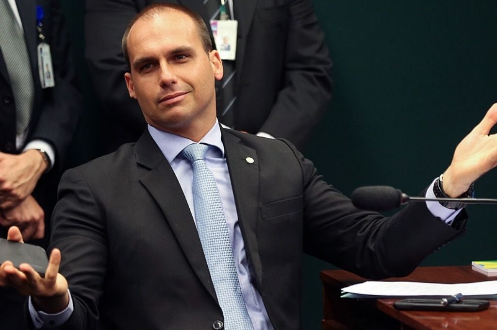 Elecciones en Brasil: El hijo de Bolsonaro quiere postergar el balotaje del domingo por supuesta parcialidad