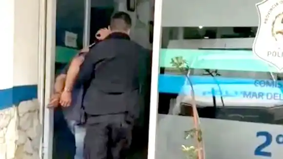 Mar del Plata: intentó asfixiar a su pareja, la hija de la mujer llamó a la policía y lo detuvieron