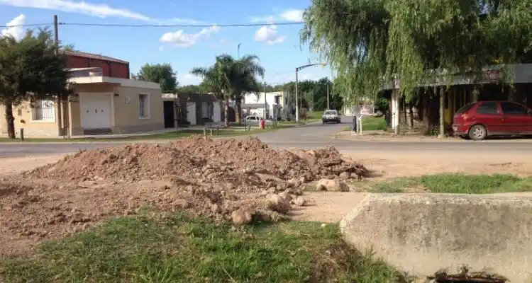 Polémica por “un posible desagüe cloacal sobre la costanera”