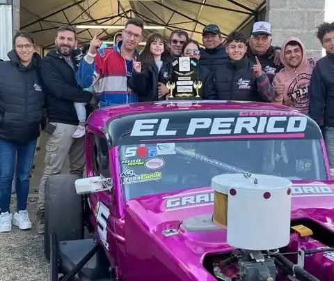 Alfredo Pérez festeja con su gente la pole en el TC del 40