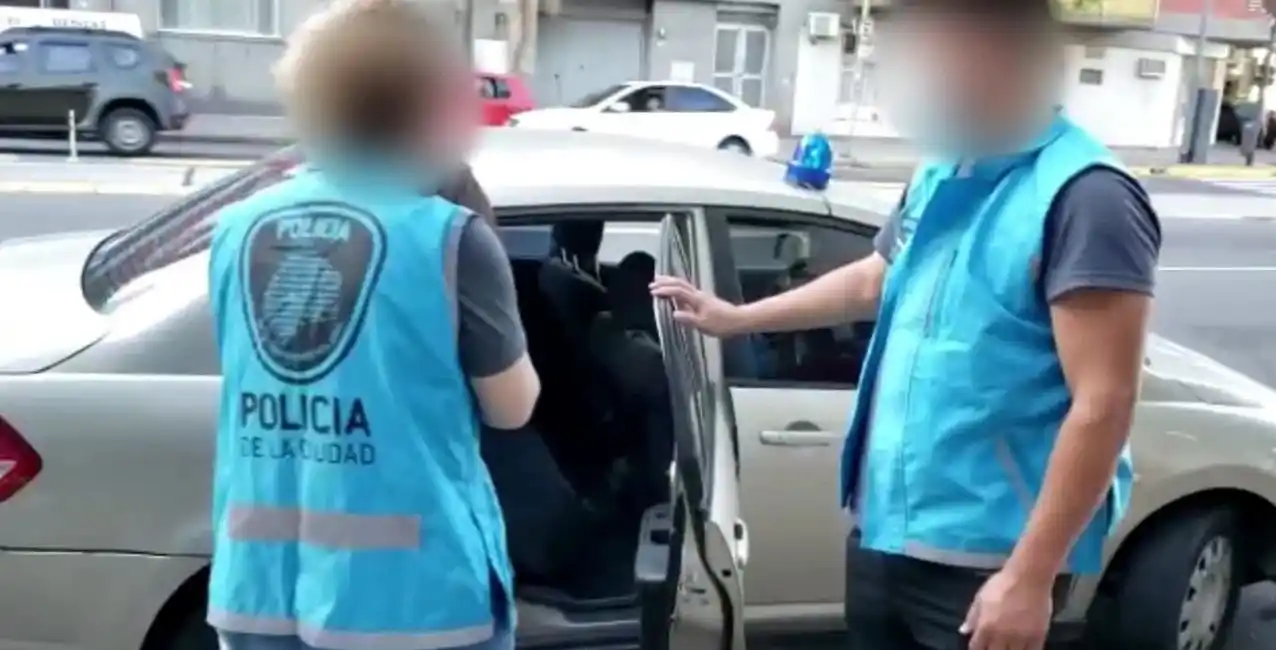 Una mujer apuñaló y mató a su expareja en la vía pública