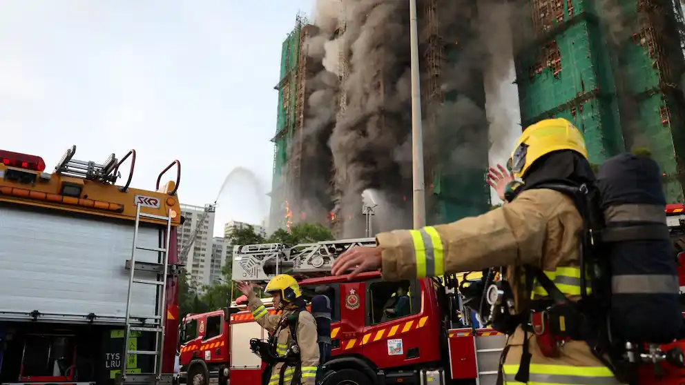 Bomberos trabajan en el control del incendio en Tai Po, Hong Kong (REUTERS/Tyrone Siu)