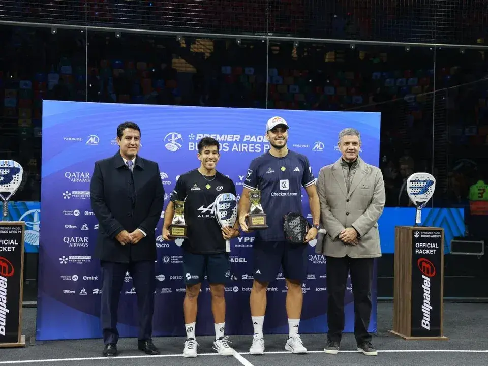 El Jefe de Gobierno de CABA, Jorge Macri junto a los campeones de la rama masculina Federico Chingotto y Alejandro Galán . Foto: Premier Padle