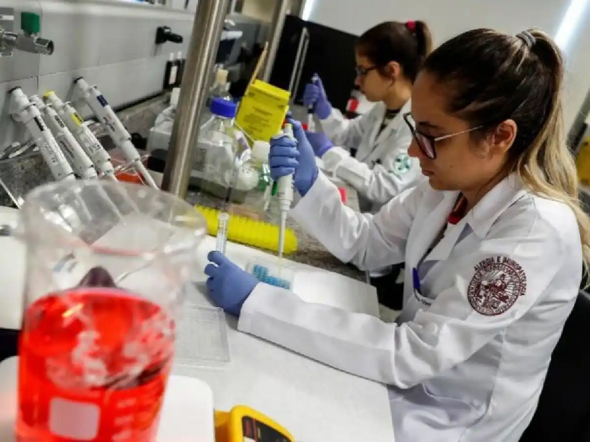 AstraZeneca y Oxford detienen las pruebas de la vacuna contra el Covid-19