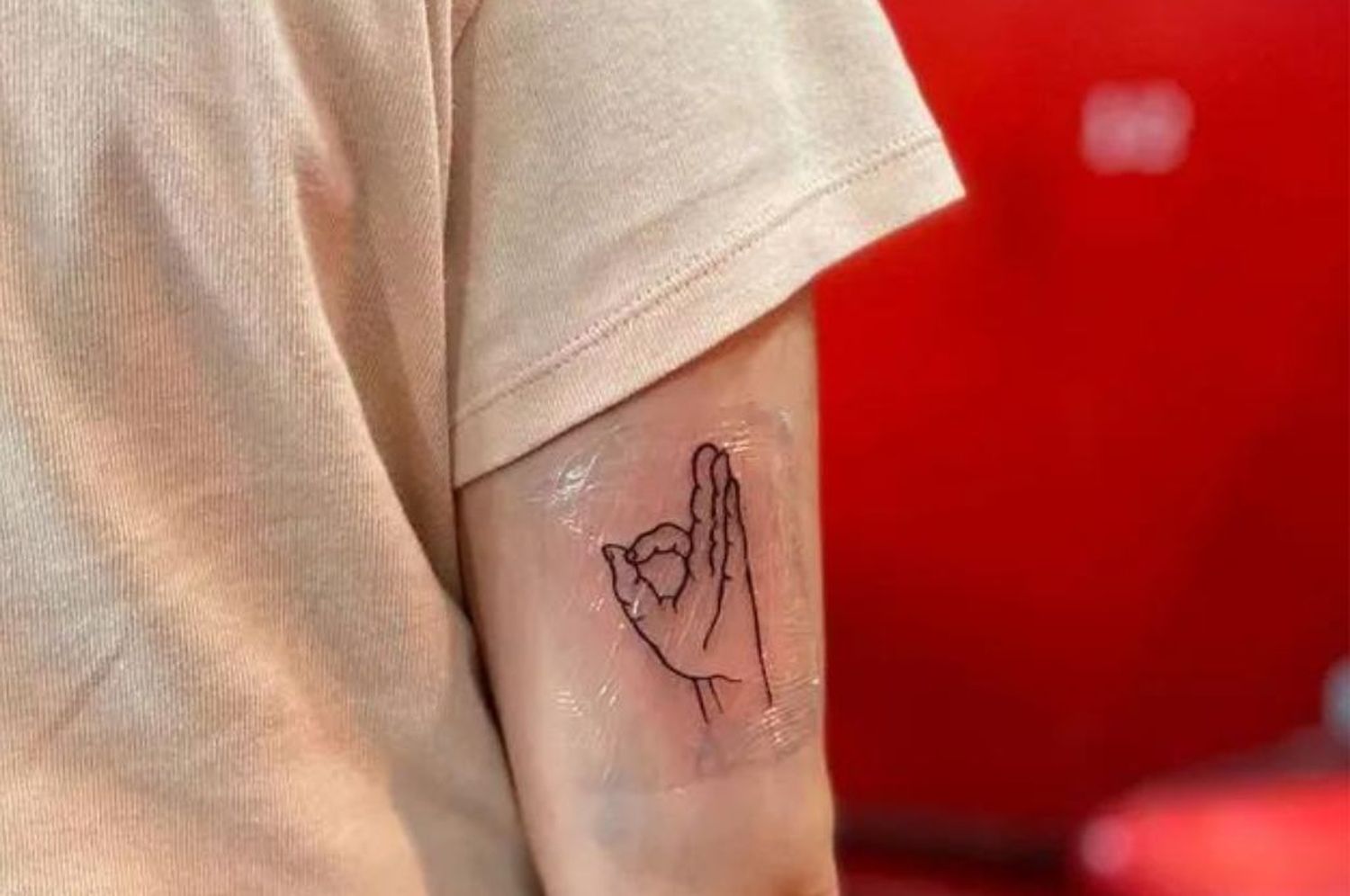 “Para siempre conmigo”: el emotivo tatuaje de Laura Gelfi, nieta de Carlitos Balá, en homenaje a su abuelo