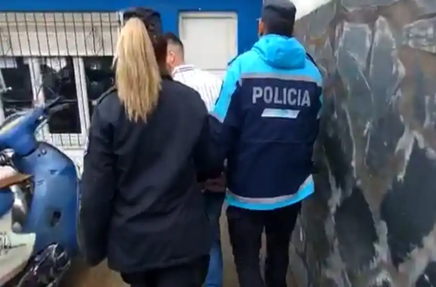 Lo sorprenden mientras robaba pertenencias de un auto