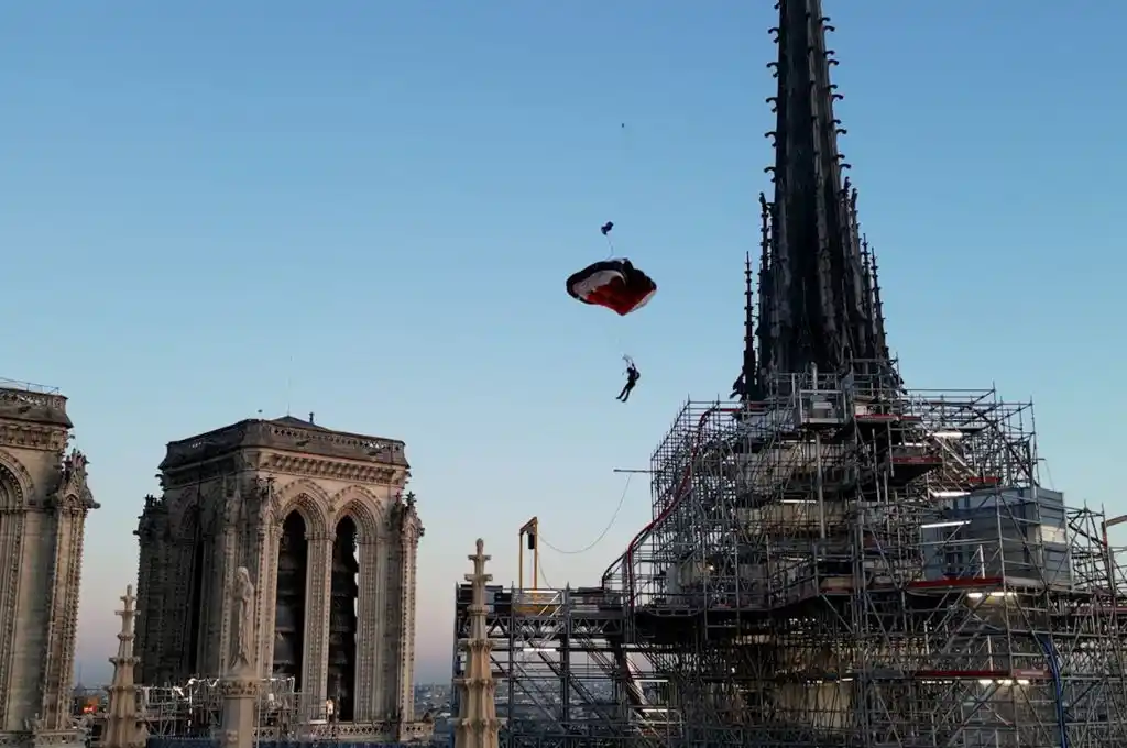 Completó su caída libre de 17 segundos antes de aterrizar en la plaza.