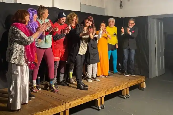 El Taller de Teatro de la Vieja Estación presentó “Zapping – Noche de Sketches” con gran respuesta del público