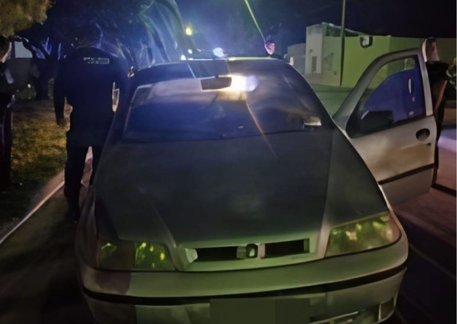 El auto secuestrado tras el operativo policial.