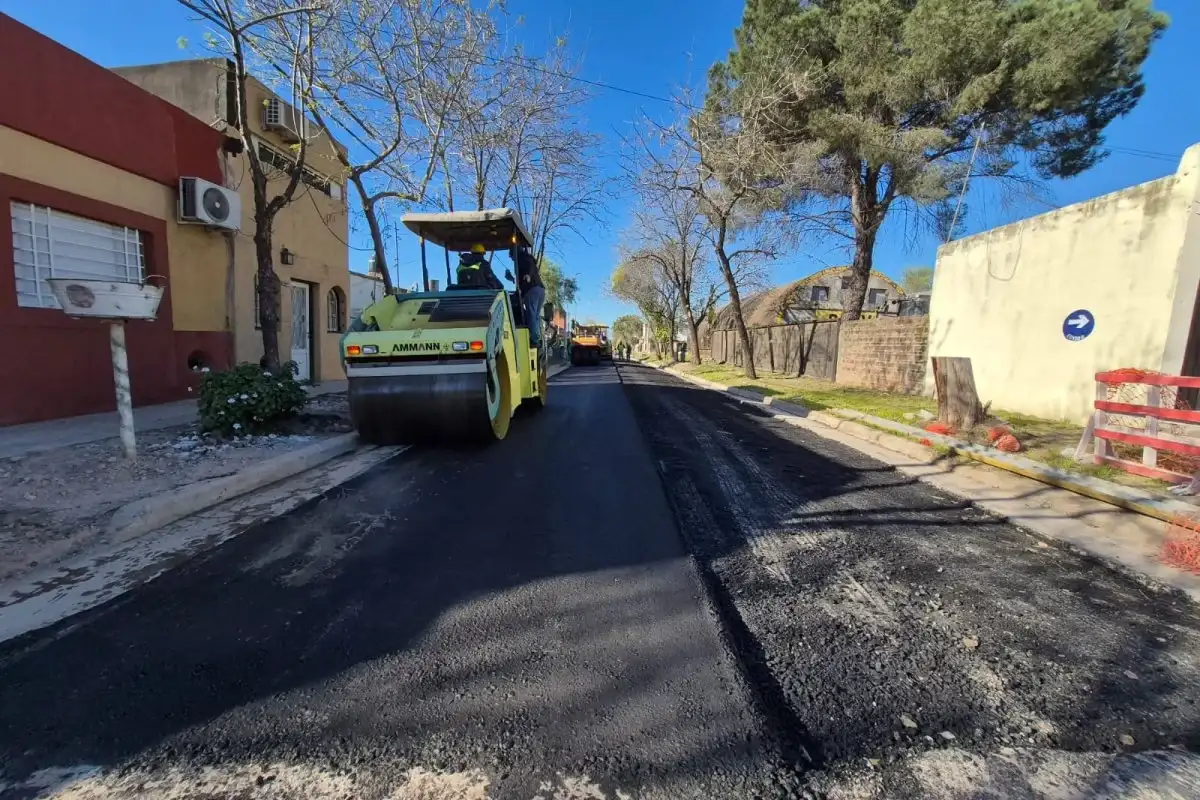 Finalizó el asfaltado de 3 cuadras sobre la calle Edison y este miércoles se sumarán otras tres en Angelelli