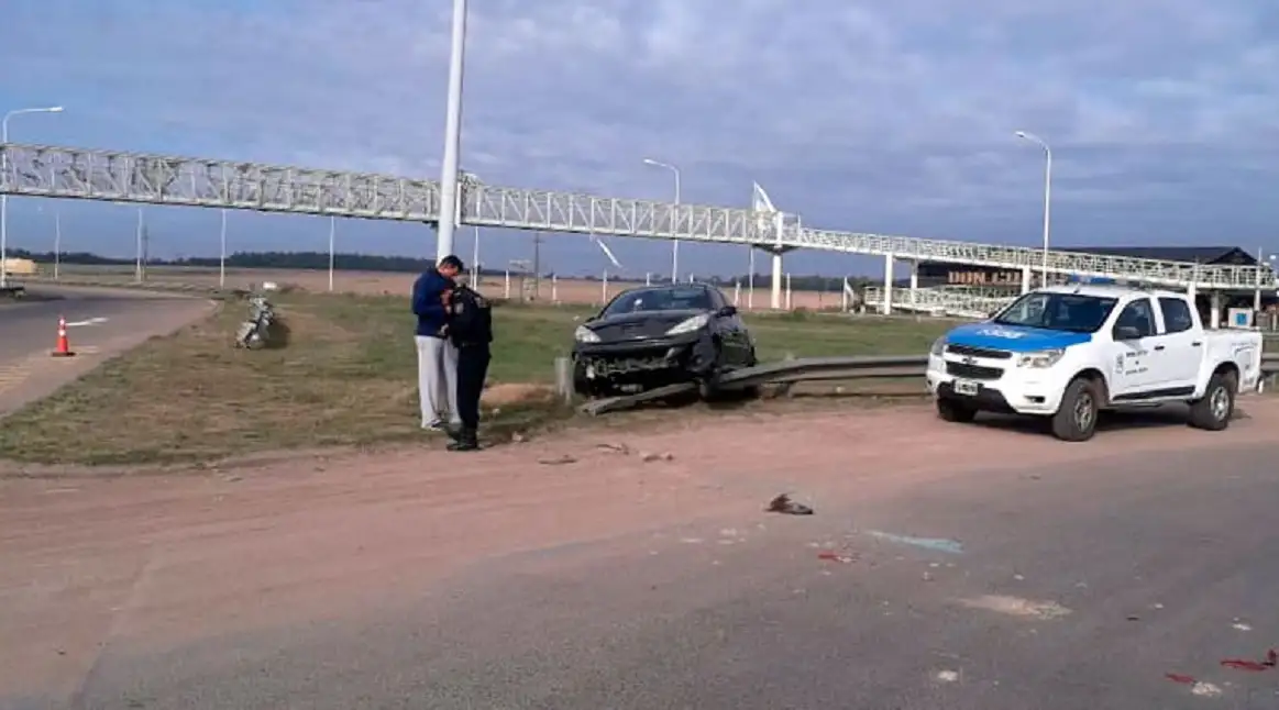 Un auto despistó en Ruta 14, chocó una columna y quedó montado sobre el guardarrail